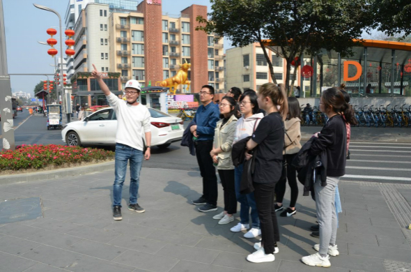 建設集團組織參觀一環路“市井生活圈”2_meitu_2.jpg
