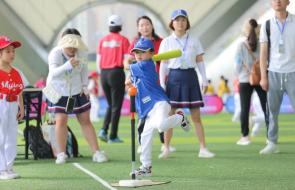 “奔跑吧·少年”江苏省第四屆幼兒體育大會軟式棒壘球展示活動在常州露天音樂公園舉行